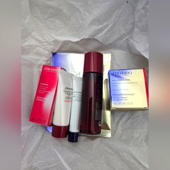 Shiseido, 6 Piece Travel Skincare Set with Cosmetic Bag - Picture 5 of 5